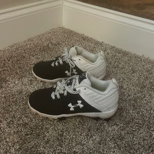 Boys under Armour baseball cleats